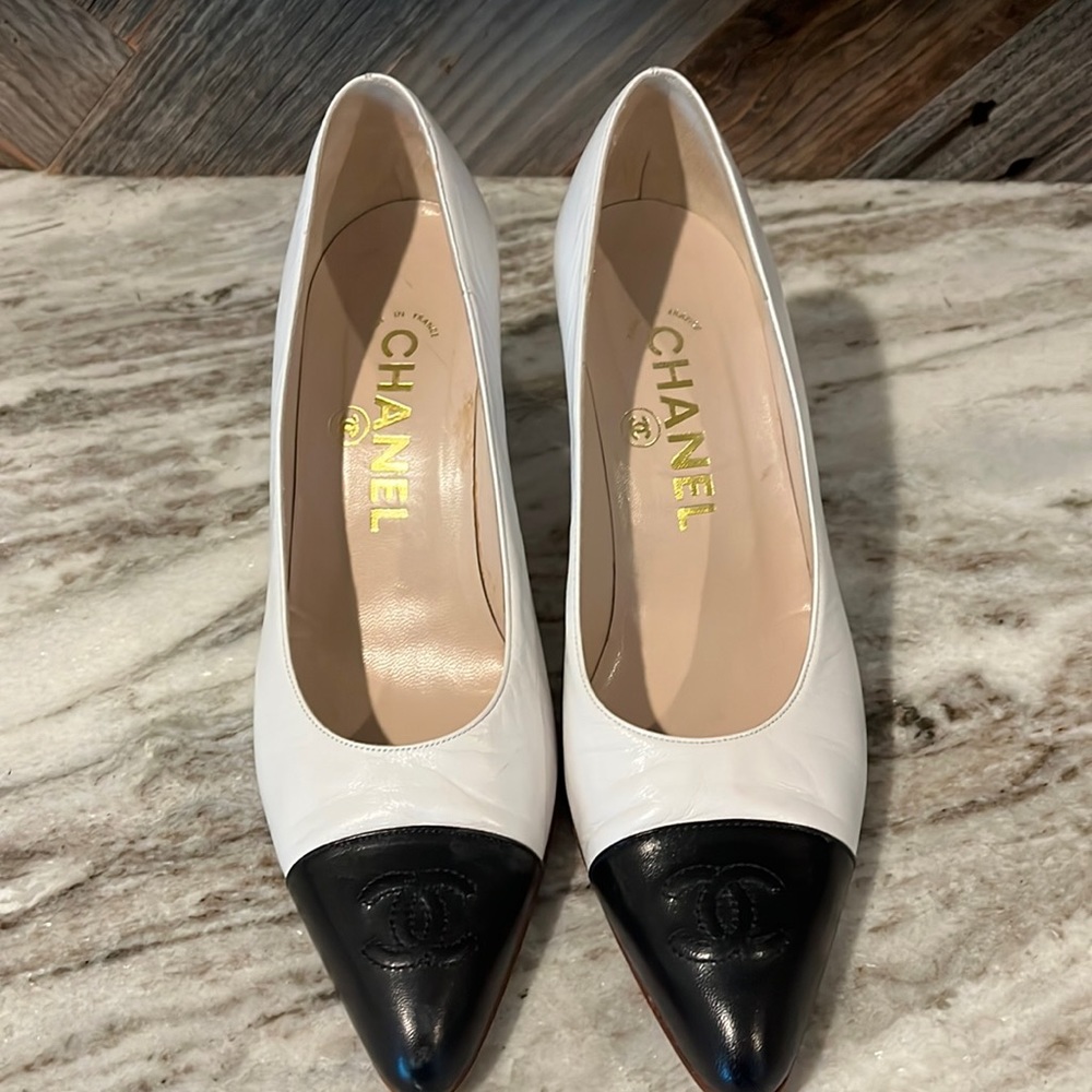 Vintage CHANEL pumps size 37